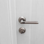 Drzwi w budownictwie jednorodzinnym. Drzwi aluminiowe, czy PCV – który wybór jest lepszy?