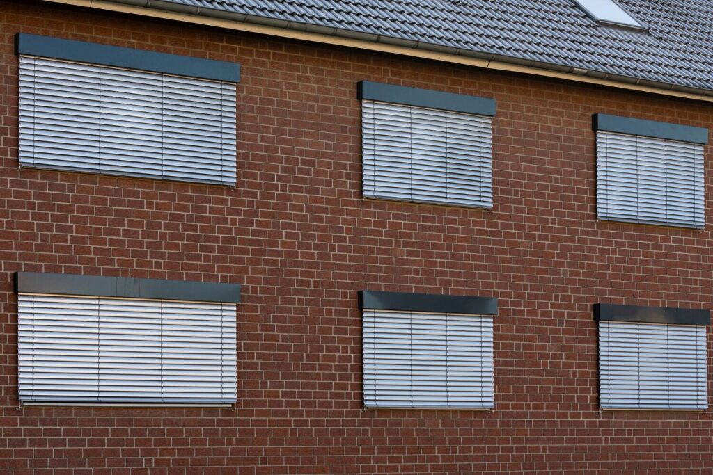 Jak zintegrować osłony okienne z architekturą nowoczesnych domów?