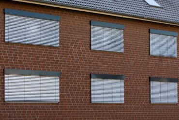 Jak zintegrować osłony okienne z architekturą nowoczesnych domów?