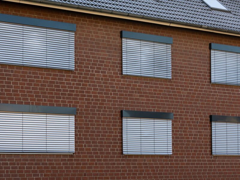 Jak zintegrować osłony okienne z architekturą nowoczesnych domów?