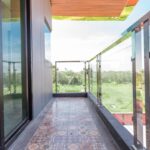 Dlaczego warto wybrać systemy zabudowy balkonów i tarasów w 2026 roku?